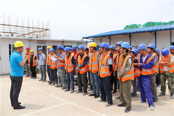 走进工地  慰问工人  清凉到心